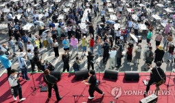 음악과 치킨과 맥주가 있는 풍경 | 연합뉴스