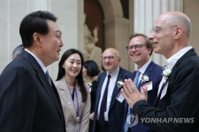 윤석열 대통령, 베르나르 베르베르 작가와 인사 | 연합뉴스