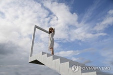 하늘 배경 삼아 천국의 계단에서 찰칵 | 연합뉴스