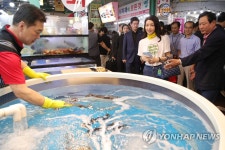 강릉 재래시장 횟집 방문한 김건희 여사 | 연합뉴스