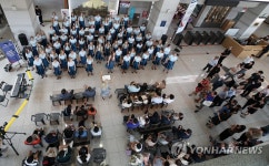 강릉시청 로비에서 열린 우정콘서트 | 연합뉴스