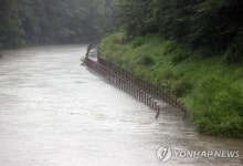 물에 잠긴 반포천 산책로 | 연합뉴스