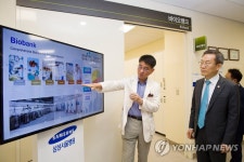 바이오뱅크 설명 듣는 이종호 장관 | 연합뉴스