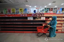 식량 공급 부족으로 텅 빈 가자지구 슈퍼마켓 | 연합뉴스