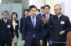 부산 예비 중견기업 둘러보는 금융위원장 | 연합뉴스