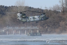 부교 설치 공중지원 나선 CH-47 | 연합뉴스