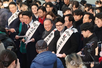 시민들과 인사 나누는 한동훈 비대위원장 | 연합뉴스