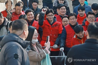 인사하는 한동훈 비대위원장 | 연합뉴스