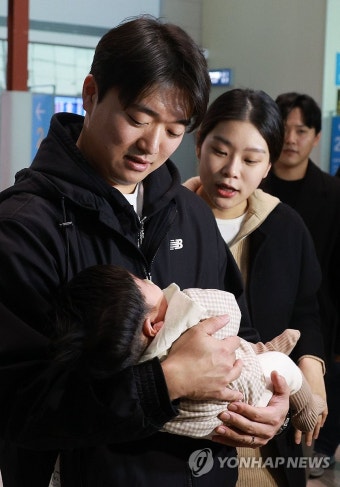 고우석, '아들과 함께' | 연합뉴스