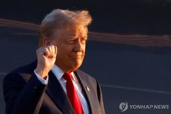 TV 토론 열리는 필라델피아 도착한 트럼프 | 연합뉴스