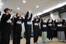 할매래퍼 수니와칠공주 마지막 완전체 공연…하늘서 랩하길 | 연합뉴스