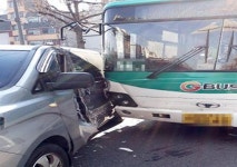 부천서 시내버스와 승합차 추돌사고…9명 부상 | 연합뉴스