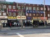 마스크5부제 첫 주말…평일에 못산 직장인 몰려 약국 북새통 | 연합뉴스