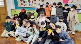 [게시판] 굿피플, 송수초 3학년 3반에 좋은 학생, 좋은 기부 현판 전달 | 연합뉴스