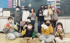 [게시판] 굿피플, 동면초 4학년 1반에 좋은 학생, 좋은 기부 현판 전달 | 연합뉴스