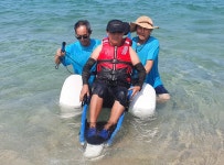 장애도, 무더위도 날려요 강릉 연곡해변 수상휠체어 운영 | 연합뉴스