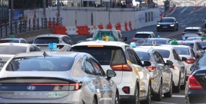 [현장] 동대구버스터미널 앞 도로 불법정차 택시로 상습 정체 수년째 | 연합뉴스