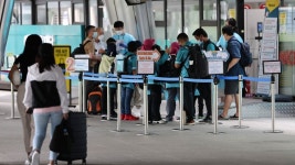 내주부터 입국 첫날 PCR 검사…늘어나는 공항 검사소 | 연합뉴스