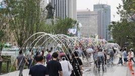 녹지 가득 광화문광장 재개장…시민들 발걸음 | 연합뉴스