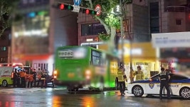 신길삼거리서 좌회전하던 마을버스 가로수 충돌…승객 4명 경상 | 연합뉴스