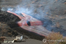 스페인 라팔마섬에 형성된 화산 삼각주…용암 분출 계속 | 연합뉴스