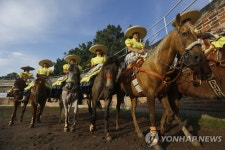 우아한 말타기…멕시코 전통 승마 연습하는 여성 기수들 | 연합뉴스
