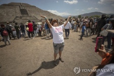 봄의 시작…멕시코 피라미드 앞에서 태양 에너지 받는 사람들 | 연합뉴스