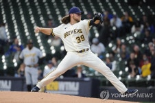 팬서비스의 진화…MLB 밀워키 선수들, 금요일에 팬들 술값 쏜다 | 연합뉴스