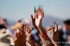 봄의 시작…멕시코 피라미드 앞에서 태양 에너지 받는 사람들 | 연합뉴스