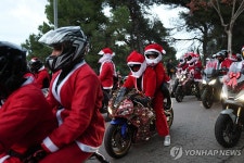썰매 대신 오토바이…스페인 바르셀로나 산타 복장 레이서들 | 연합뉴스
