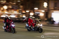 썰매 대신 오토바이…스페인 바르셀로나 산타 복장 레이서들 | 연합뉴스