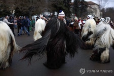 가면으로 악령 쫓기…불가리아 전통 쿠케리 축제 | 연합뉴스