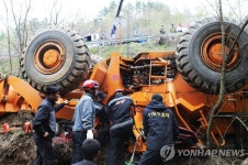 옥천서 페이로더에 깔린 40대 극적구조 | 연합뉴스