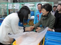 <박근혜, 확 달라진 선거지원 `눈길>(종합2보) | 연합뉴스