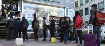 <논술에 희망을 걸자 대치동 학원가 장사진> | 연합뉴스