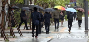 전국 낮까지 비…남해·동해 강풍에 높은 파도 주의 | 연합뉴스
