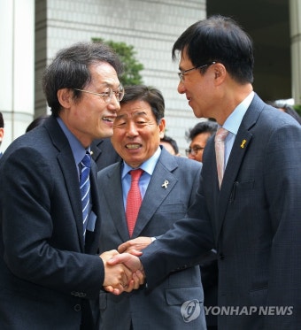 신경민 위원장과 인사하는 조희연 교육감 | 연합뉴스
