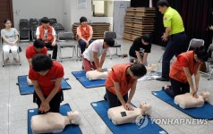 심폐소생술 배우는 영월군 시설관리공단 | 연합뉴스