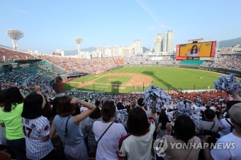 <프로야구> 2만6천800명 들어찬 사직구장…시즌 첫 만원 관중 | 연합뉴스
