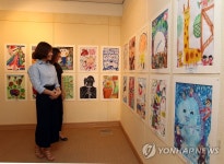 부산서 한중일 어린이가 참여한 우호 그림전 열려 | 연합뉴스
