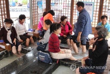 온천축제서 즐기는 족욕체험 | 연합뉴스