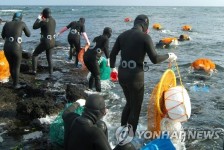 바다로 나가는 제주 해녀 | 연합뉴스