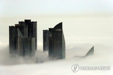 해무 위 마린시티 초고층건물 | 연합뉴스