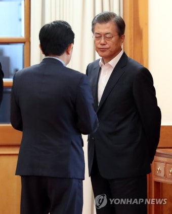 문 대통령, 정무수석과 '대화' | 연합뉴스