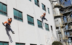 안전한국 울산 훈련…긴급 구조작업 | 연합뉴스