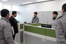 직원 격려하는 김영일 태안경찰서장 | 연합뉴스