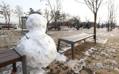 햇살 받으며 녹아내리는 눈사람 | 연합뉴스
