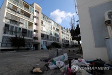 지난해 지진으로 통제돼 폐허처럼 변한 대성아파트 | 연합뉴스
