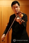 연주하는 리처드 용재 오닐 | 연합뉴스