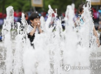무더위 피해 분수대로 | 연합뉴스